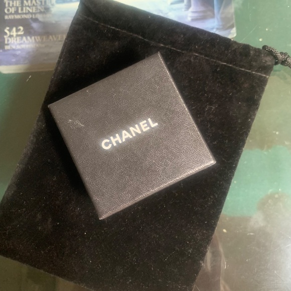 CHANEL Vintage Resin CC Clip-On Earrings - Picture 5 of 6